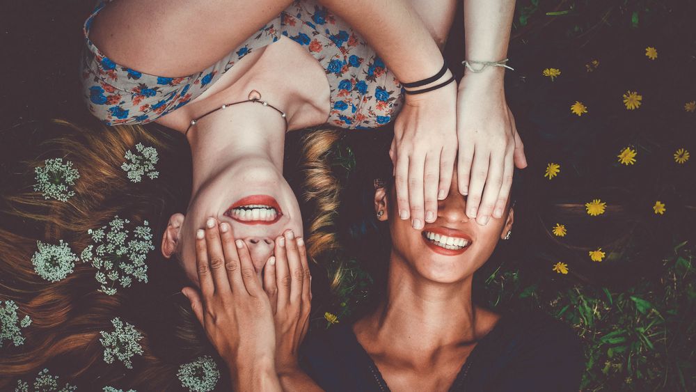 Deux femmes épanouies et heureuses sourient